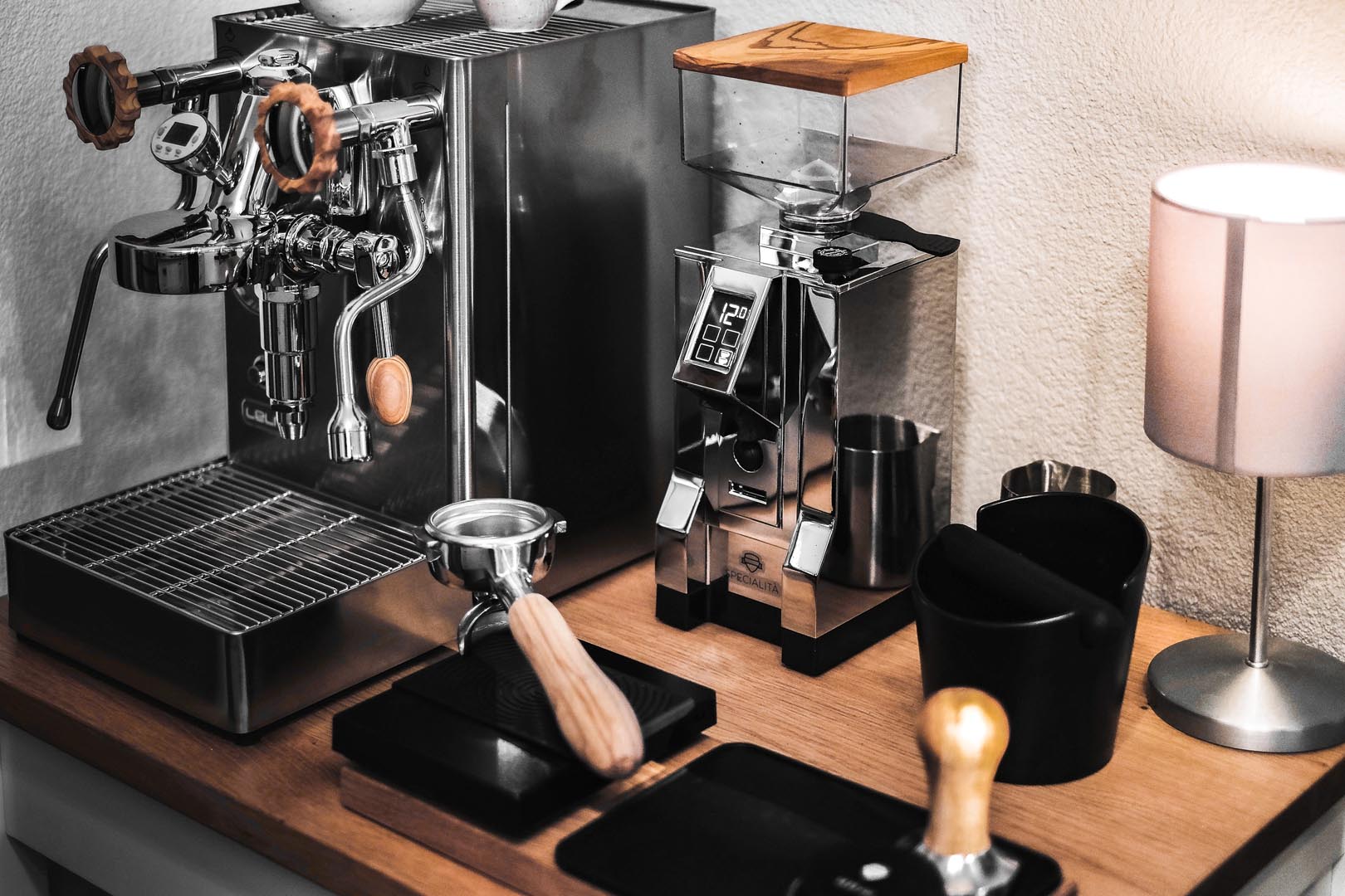 Lelit Siebträgermaschine mit Holz-Elementen mit Kaffeemühle Specialità mit Holzdeckel