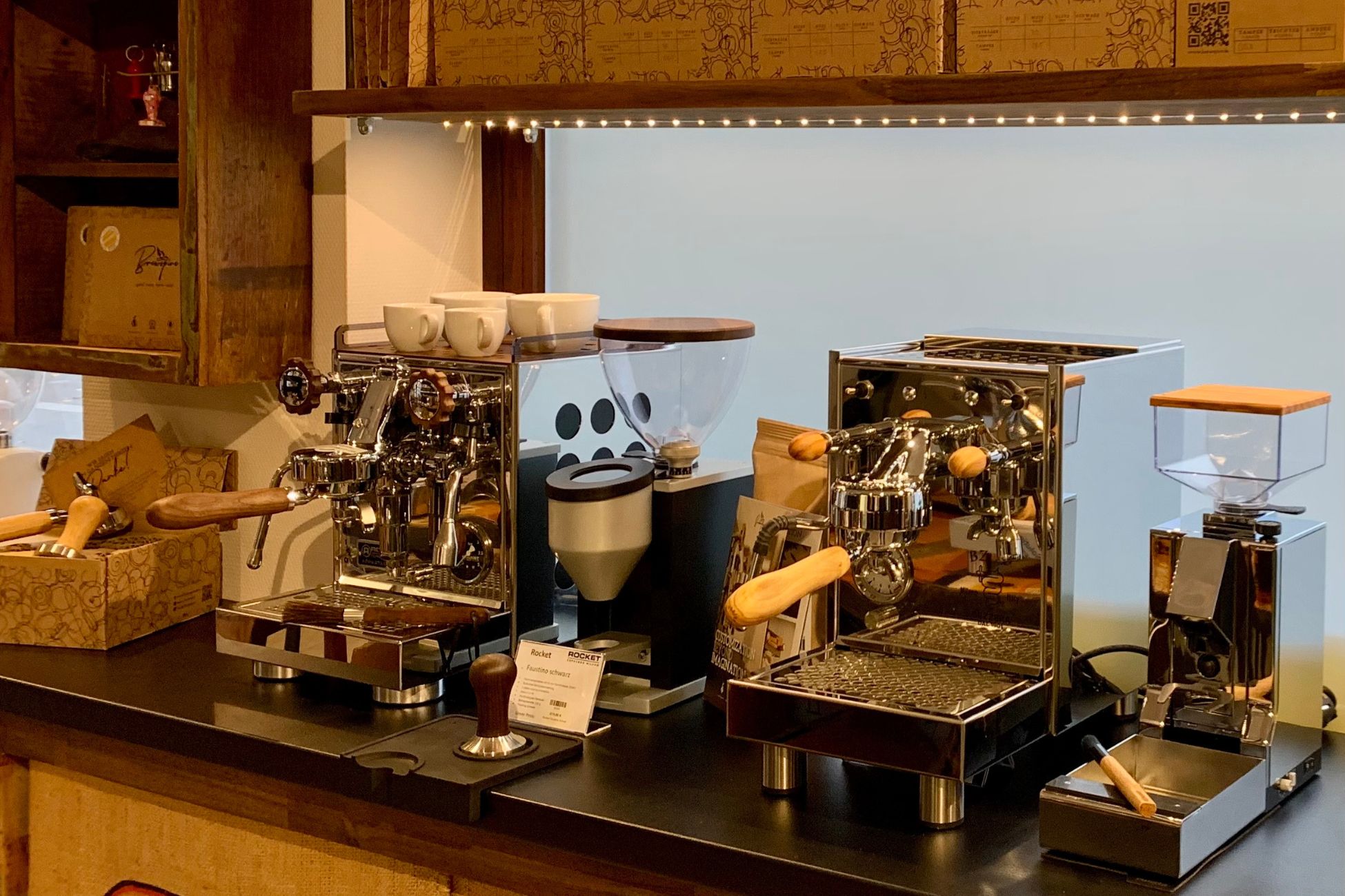 Siebträgermaschinen und Kaffeemühlen bei den KaffeemaschinenProfis mit Holz-Elementen