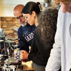 Milch aufschäumen für Latte Art beim Barista-Seminar für Einsteiger