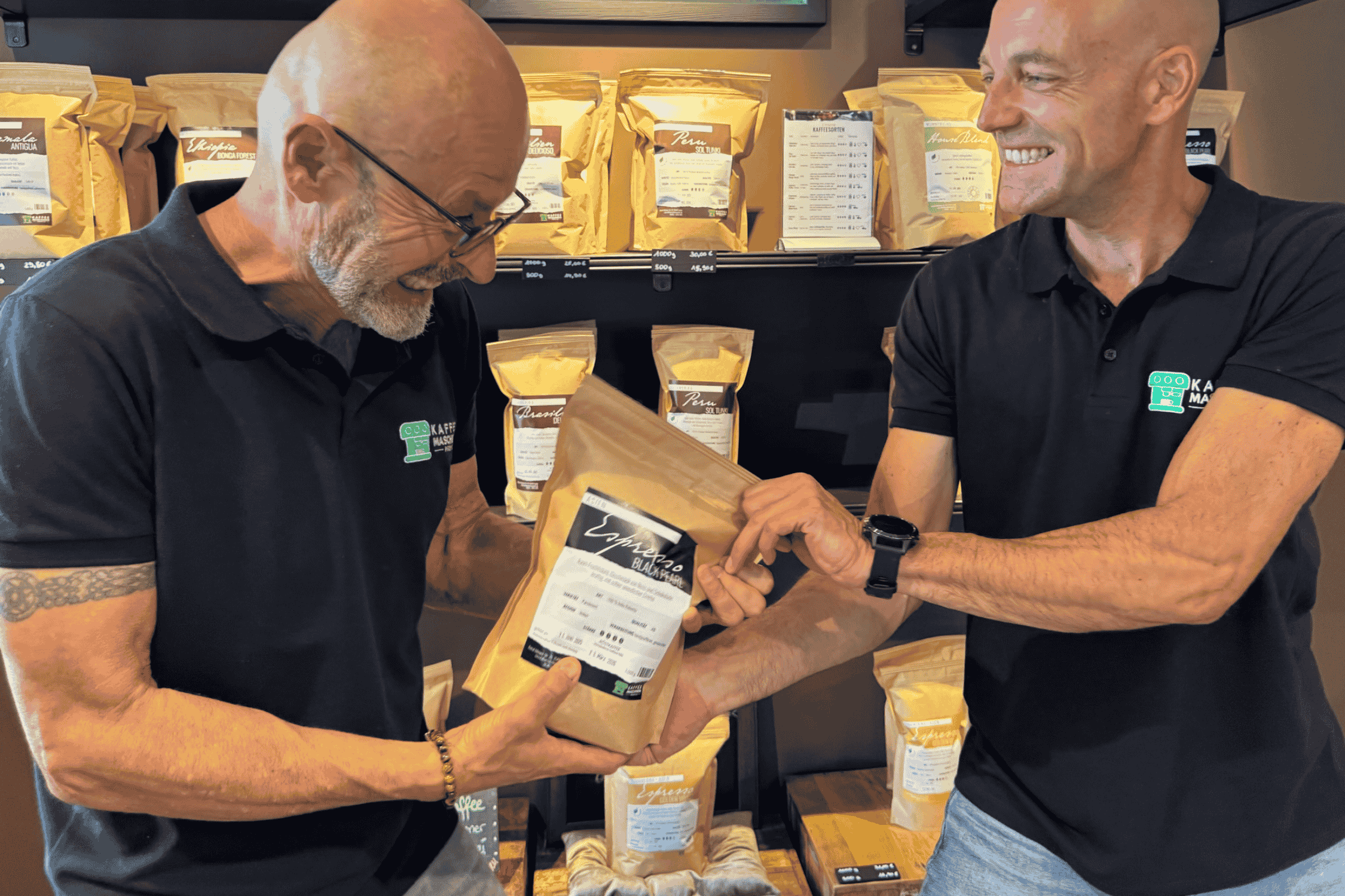 Wir über uns 1 Im Ladengeschäft, Stefan und Thorsten zerren lachend an einer Kaffeetüte