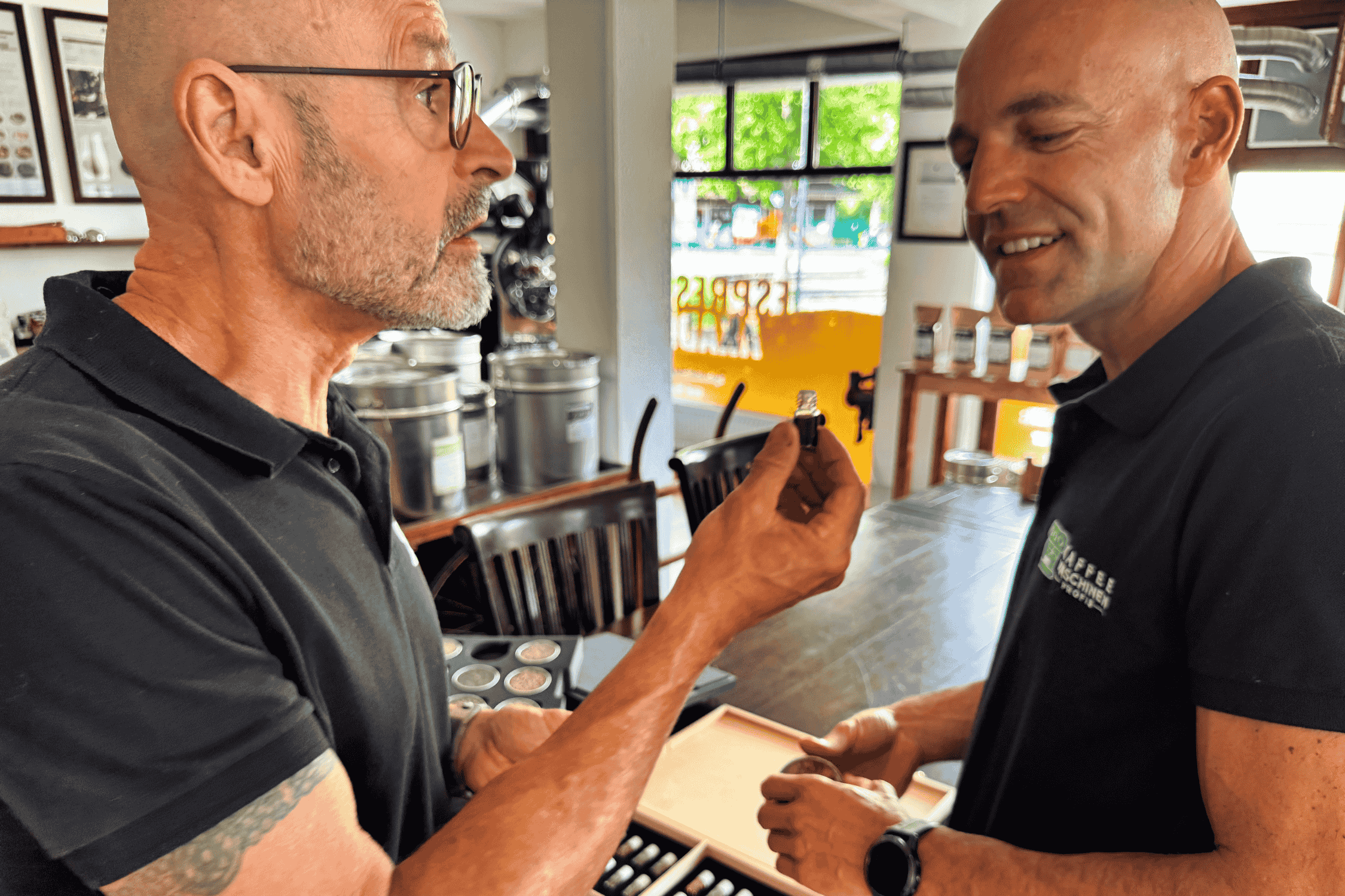 Wir über uns 3 In der Rösterei, Stefan und Thorsten beim Sensoriktest für den Barista-Einsteigerkurs