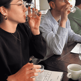 Teilnehmer bei einer sensorischen Schulung im Baristakurs bei den Kaffeemaschinenprofis