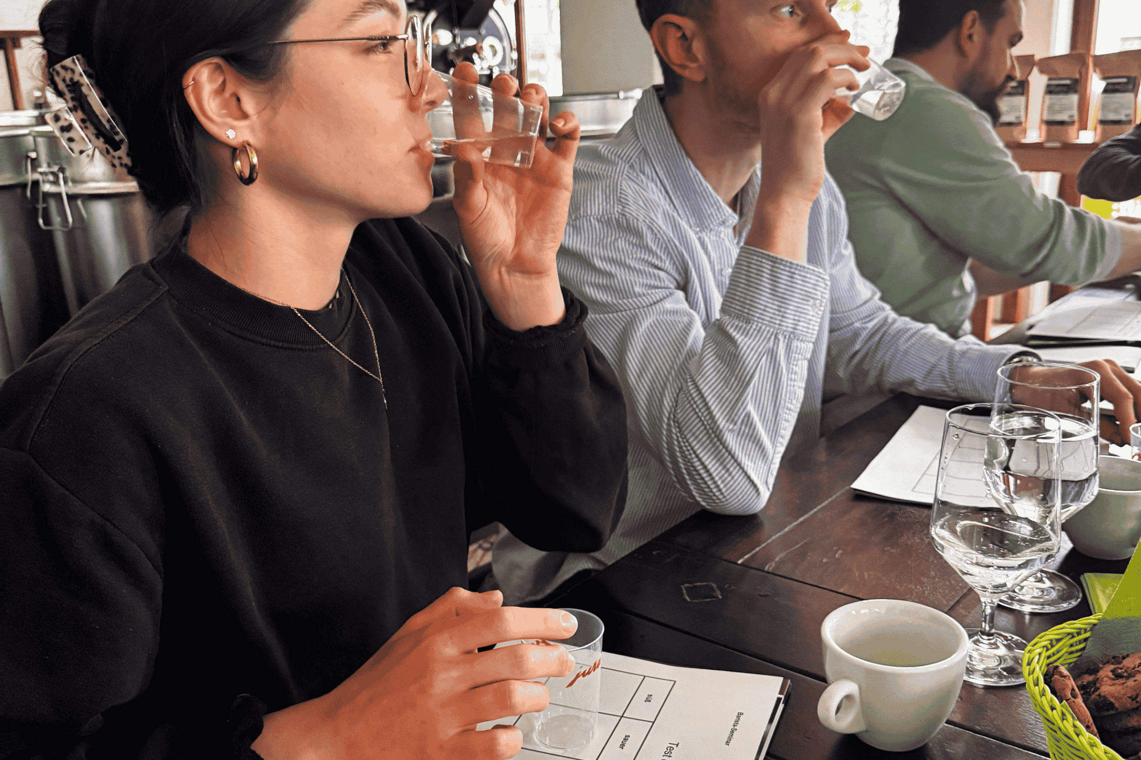 sensoriktest-kaffeemaschinenprofis Teilnehmer bei einer sensorischen Schulung im Baristakurs bei den Kaffeemaschinenprofis